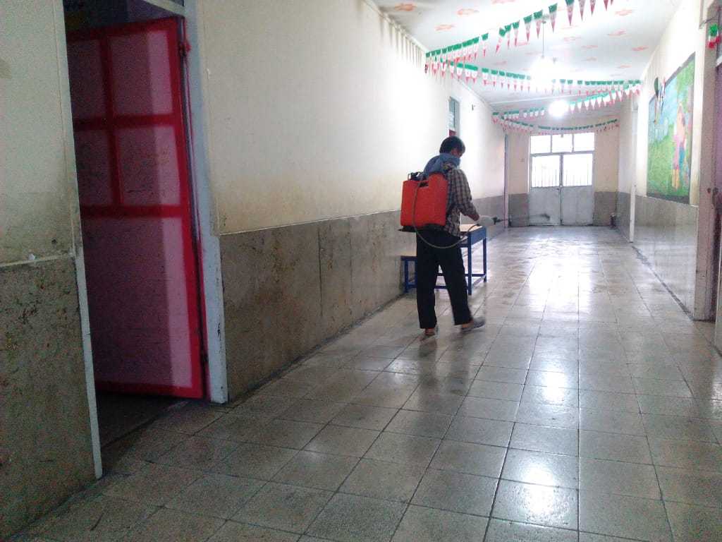 مدارس شهرستان لنده برای مقابله با شیوع ویروس کرونا ضد عفونی شدند+تصاویر