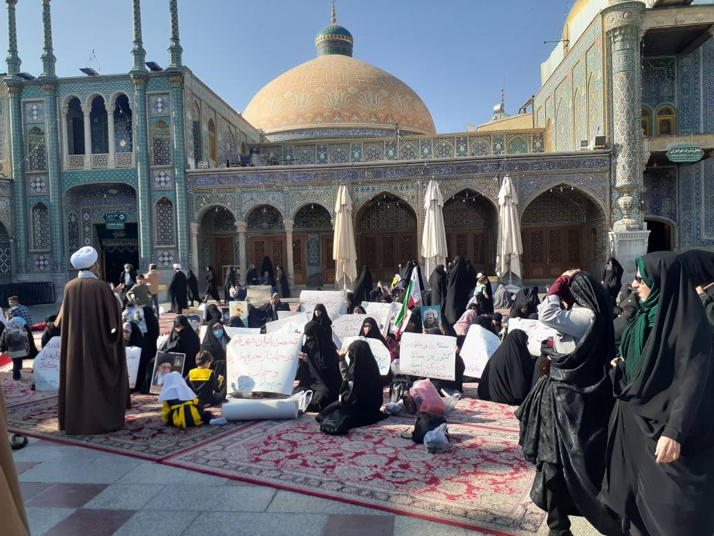 «بست نشینی مطالبه گرانه» عده ای از هموطنان/پاسخ به شبهات درباره بستنشینی در اماکن مقدس