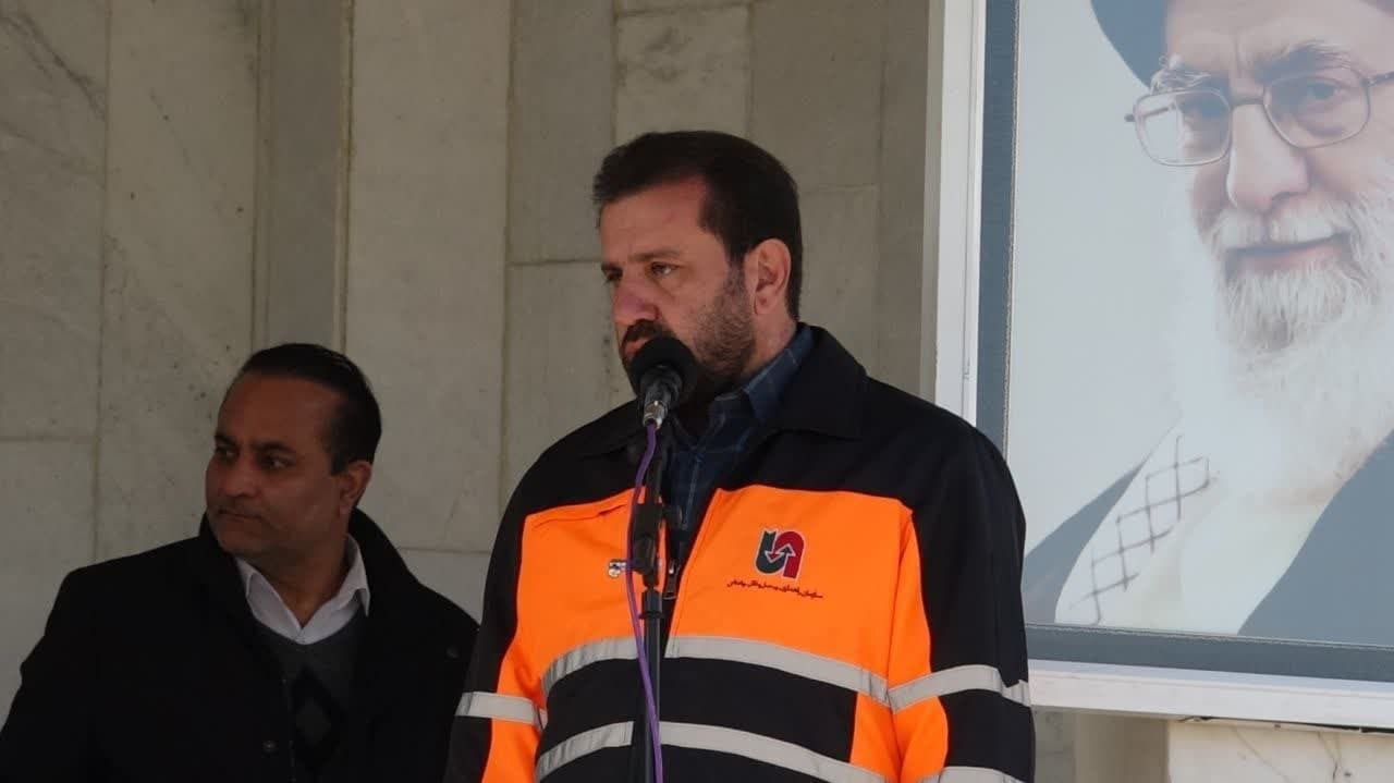 انجام عملیات برفروبی در محورهای مواصلاتی استان / مردم از تردد غیرضروری در جادهها خودداری کنند