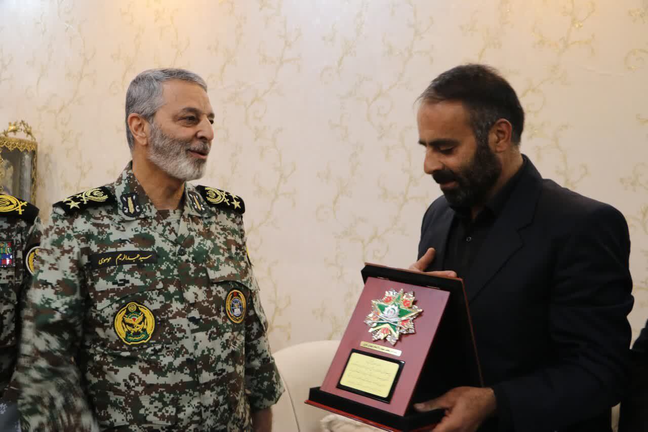 اهدای پرچم و نشان فداکاری توسط فرماندهی کل ارتش به خانواده شهید مهدی نقوی اهدای پرچم و نشان فداکاری توسط فرماندهی کل ارتش به خانواده شهید مهدی نقوی