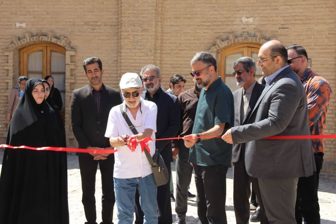 نمایشگاه بین&zwnj;المللی بزرگان کاریکاتوریست چهره جهان در لرستان افتتاح شد+تصویر