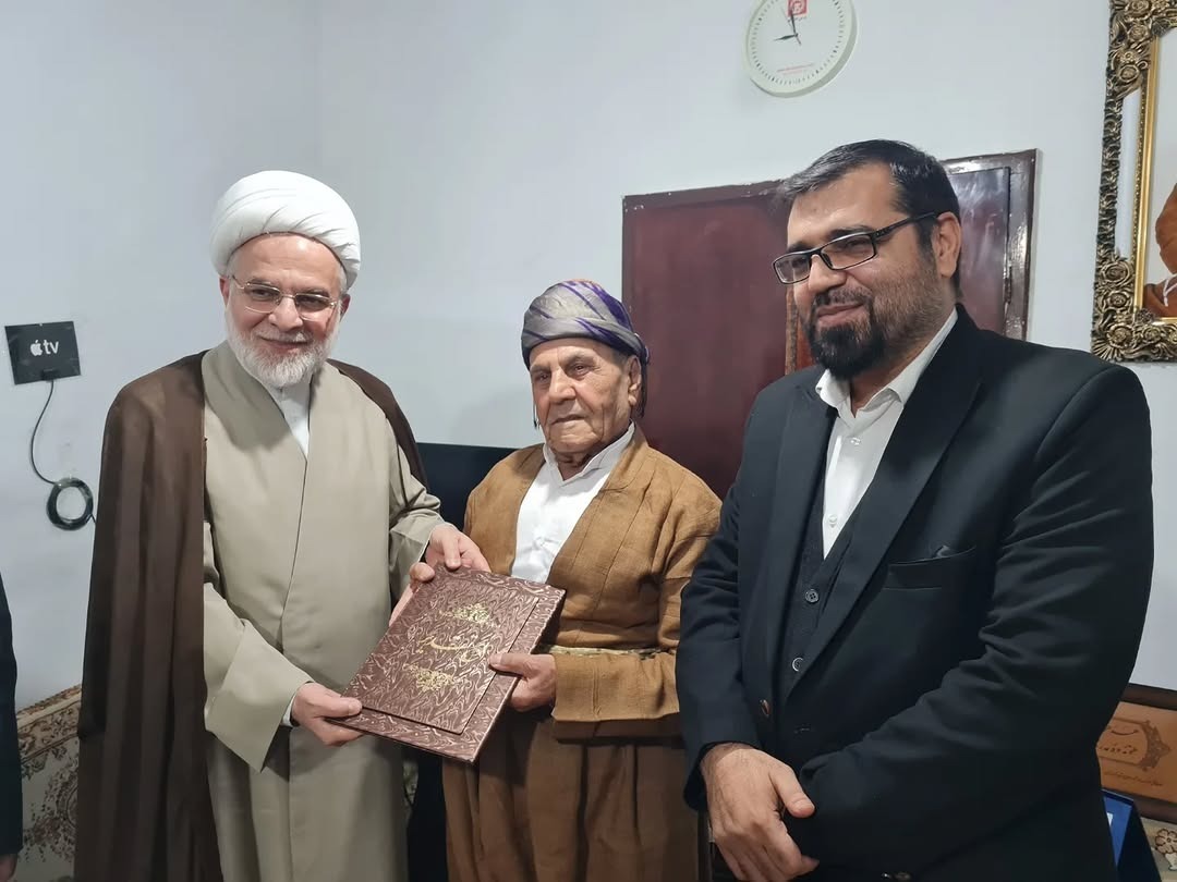 تجلیل نماینده ولیفقیه و مسئولان فرهنگی از هنرمند کردستانی/ آواز سیاوچمانه ماموستا کیمنهای برای نماینده رهبری + فیلم و تصاویر تجلیل نماینده ولیفقیه و مسئولان فرهنگی از هنرمند کردستانی/ آواز سیاوچمانه ماموستا کیمنهای برای نماینده رهبری + فیلم و تصاویر