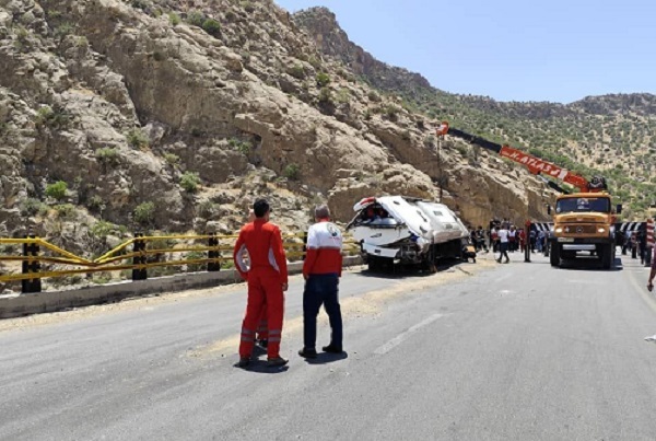 دستور فوری استاندار فارس برای رسیدگی به سانحه اتوبوس در محور کوار–شیراز